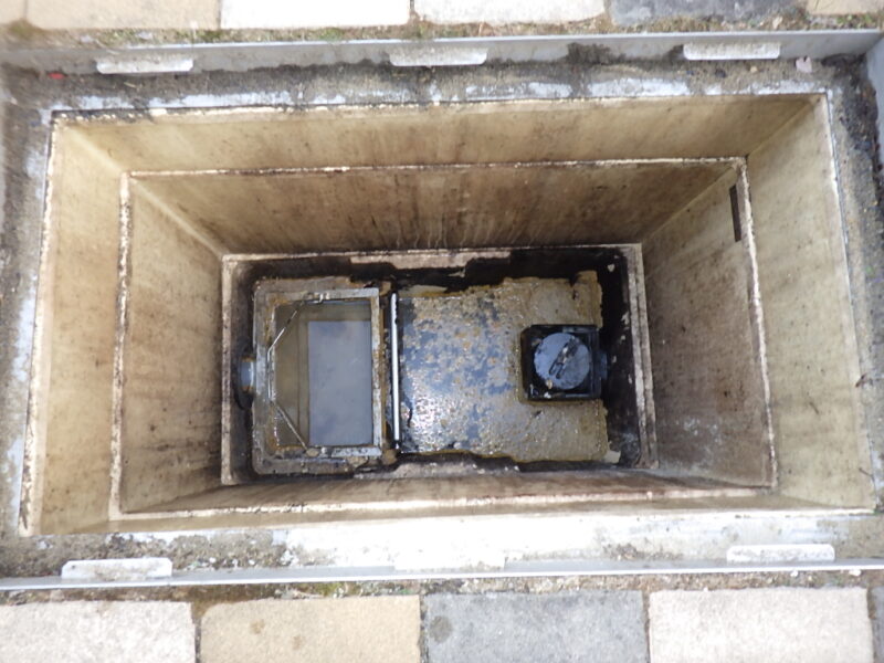 【閲覧注意】夜中にゴキブリが出る本当の原因は“ここ”でした｜東広島市 厨房排水マスの害虫対策実例