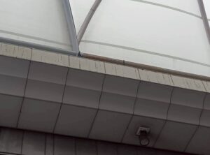 広島市アーケードでハト防除。